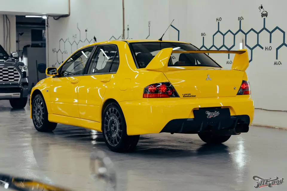 Частичная покраска Mitsubishi Lancer Evolution с подбором цвета: старая краска снялась вместе с пленкой!